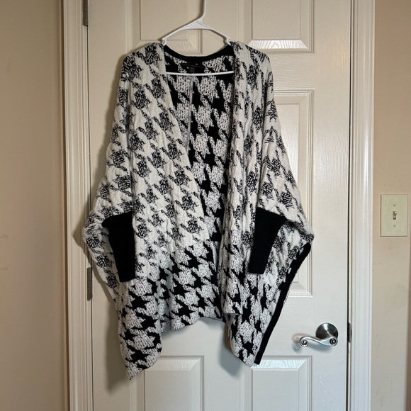 White House Black Market Monochrome Patterned Cardigan - Picture 2 of 9